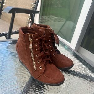 Forever Booties Brown Suede.